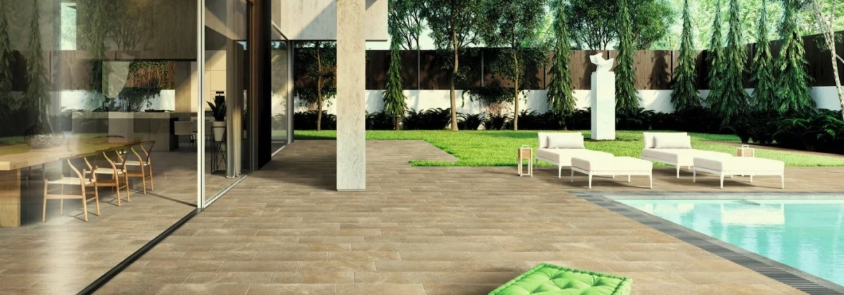 Terrasse moderne en pierre naturelle avec piscine, illustrant un carrelage en pierre en PACA.
