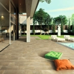 Terrasse moderne en pierre naturelle avec piscine, illustrant un carrelage en pierre en PACA.
